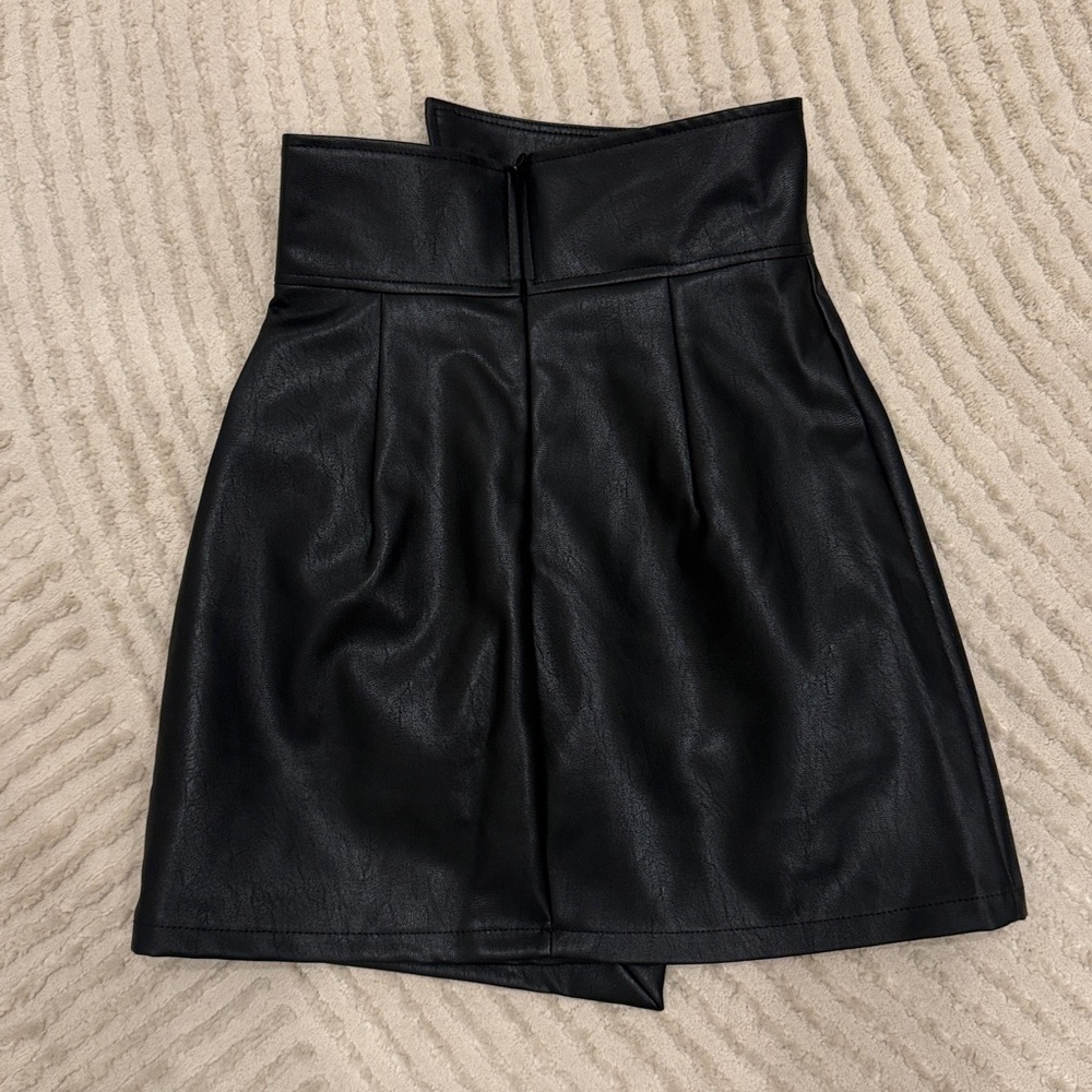 FAUX LEATHER ASYMMETRIC BUTTONED FLAP MINI SKORT IN BLACK - Picture 2 of 10